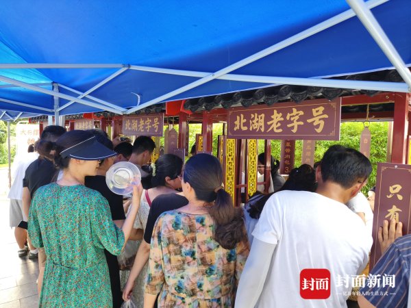 国融汇通 73年历史的星级酒店摆摊卖卤味 记者实探：1小时卖断货，大厨刀功“切出花”