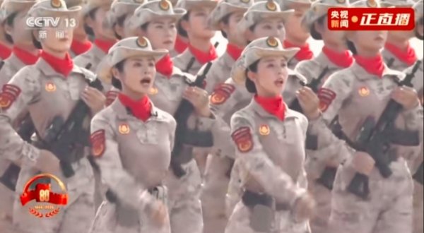 盈鑫惠 女民兵方队踏正步英姿飒爽 铿锵玫瑰展现坚韧风采